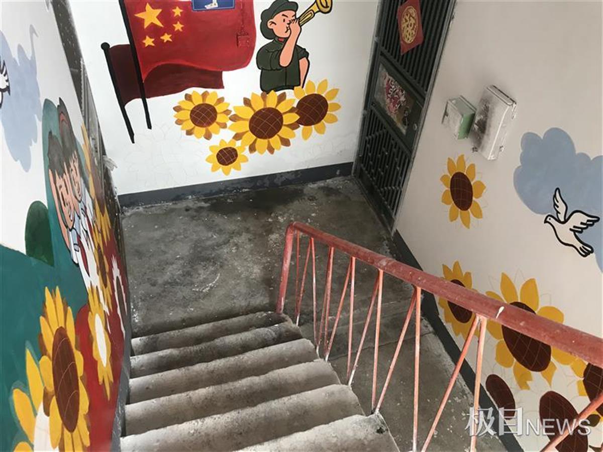 贴满牛皮癣的楼道变了样,小学生涂鸦绘画美化了老旧小区 | 极目新闻