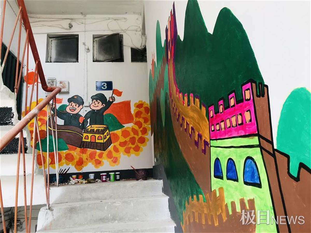 贴满牛皮癣的楼道变了样,小学生涂鸦绘画美化了老旧小区 | 极目新闻