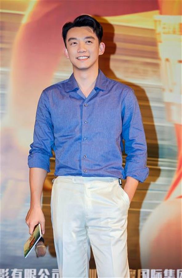 影片讲述曾获奖无数的"百米飞人"郝超越在经历事业转型后陷入人生低谷