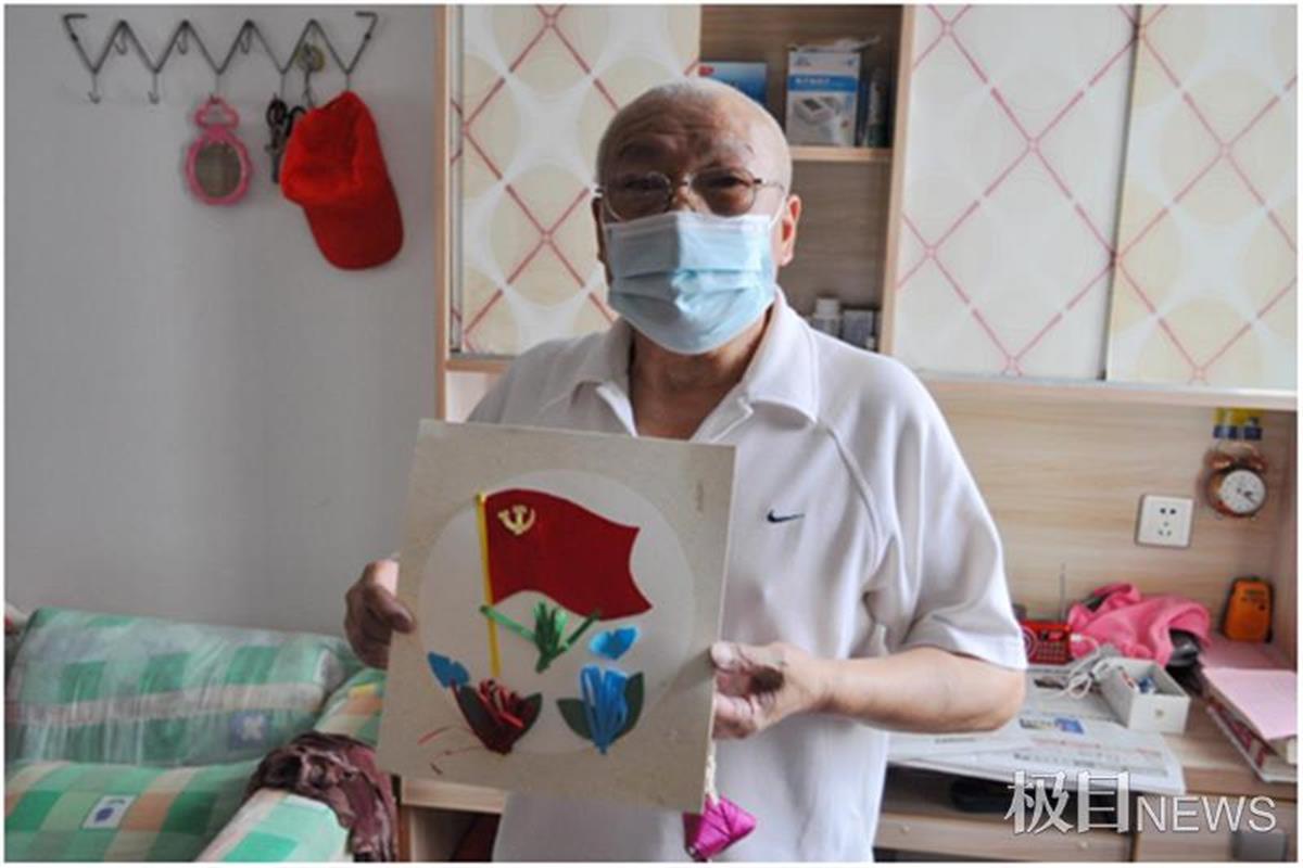 这群老党员收到手工绘制党旗贴画做端午节礼物 | 极目新闻