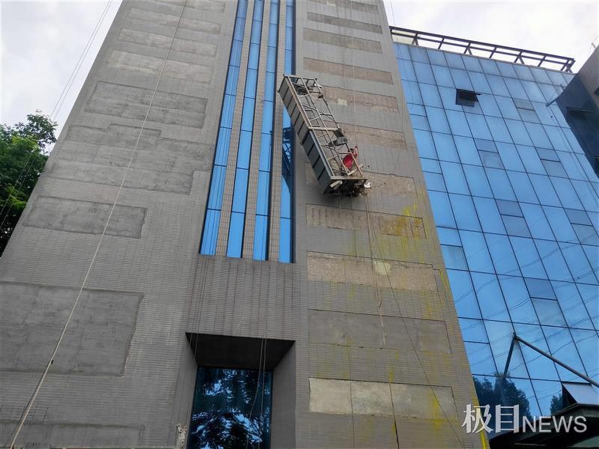 电动吊篮突发故障两名工人被困,武汉消防搭云梯空中救援 | 极目新闻