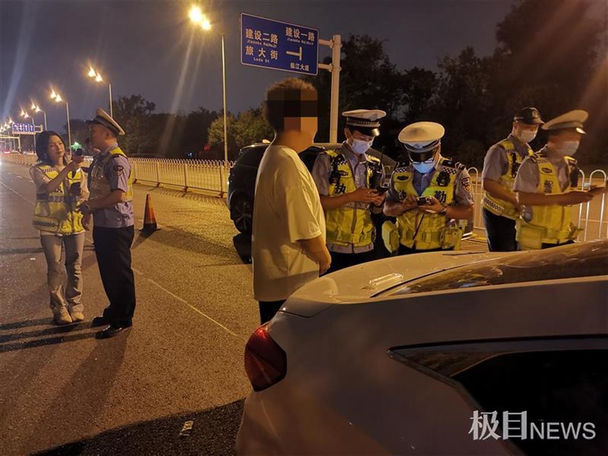 随警出击青山交警夜查酒驾三名饮酒司机被抓个正着
