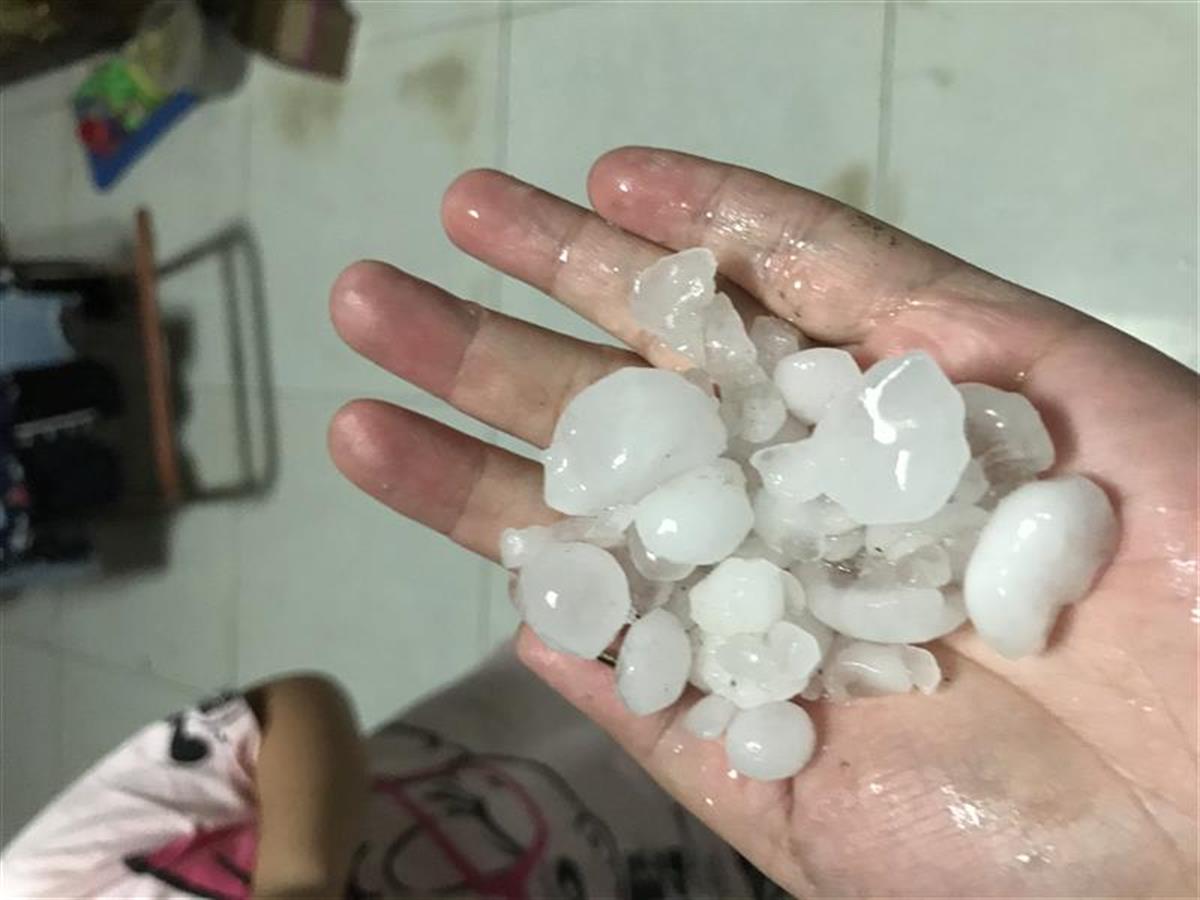 北京昌平突降鸡蛋大冰雹,车被砸出坑 | 极目新闻