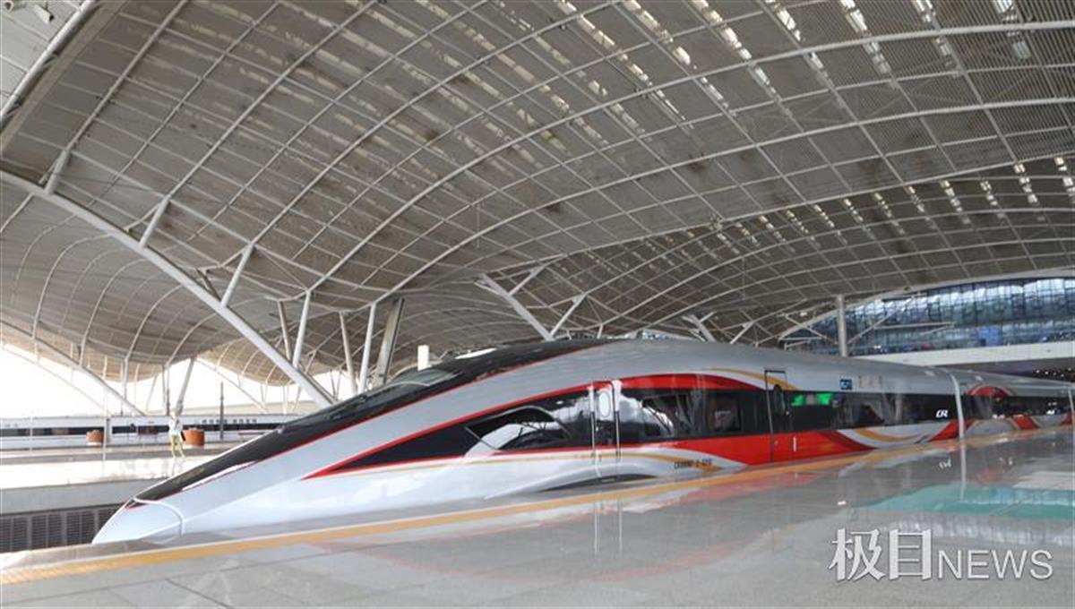 它来了飘着彩带的智能高铁首次来汉车上有好多尖板眼