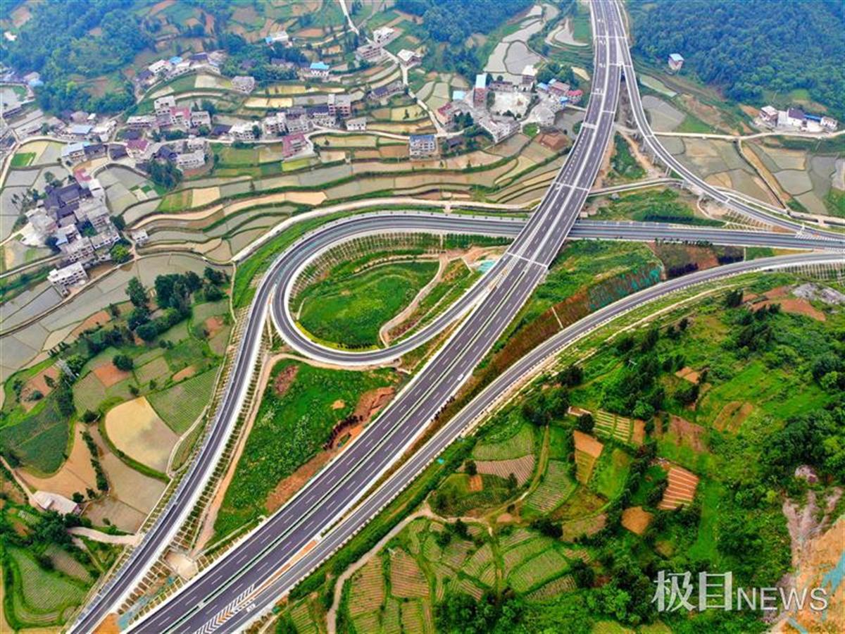 爽爽的贵州,在鄂央企承建的首条双向八车道标准高速公路通车了 | 极目