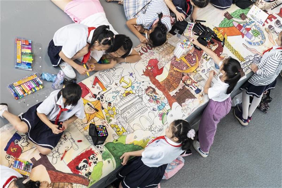 百名小学生绘制百米长卷,为建党百年献礼