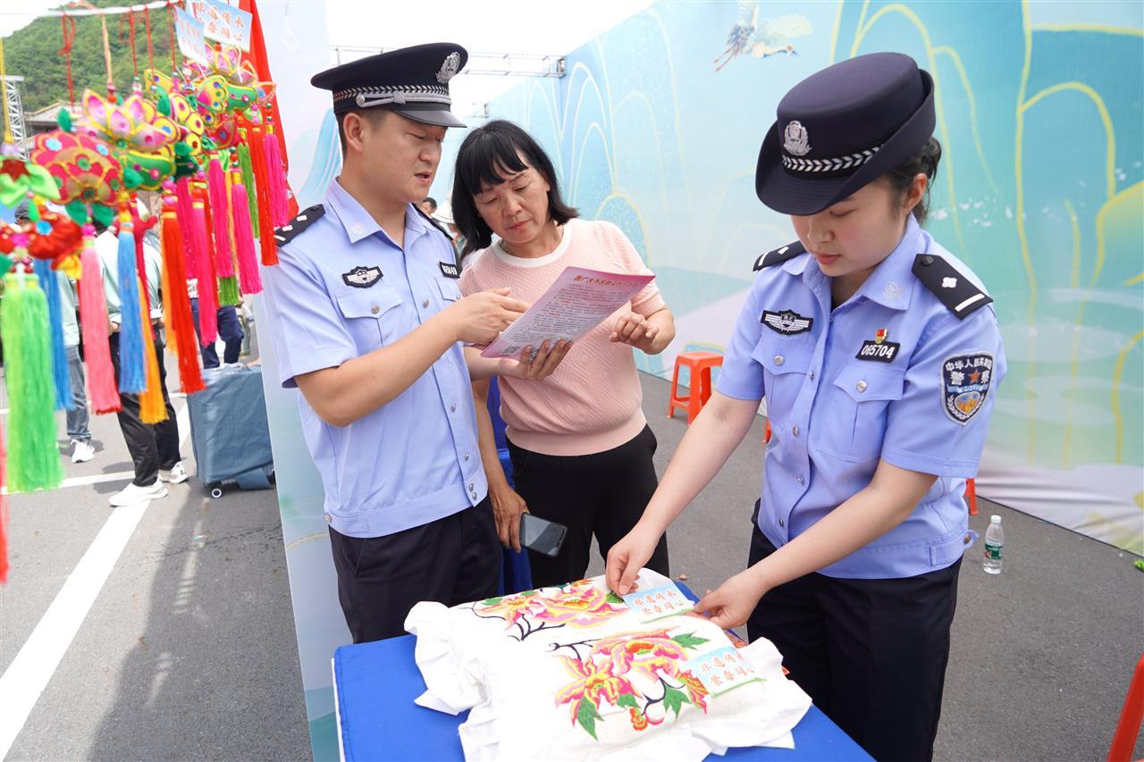 图3：民警在绣花枕巾上贴禁毒宣传标语。.JPG