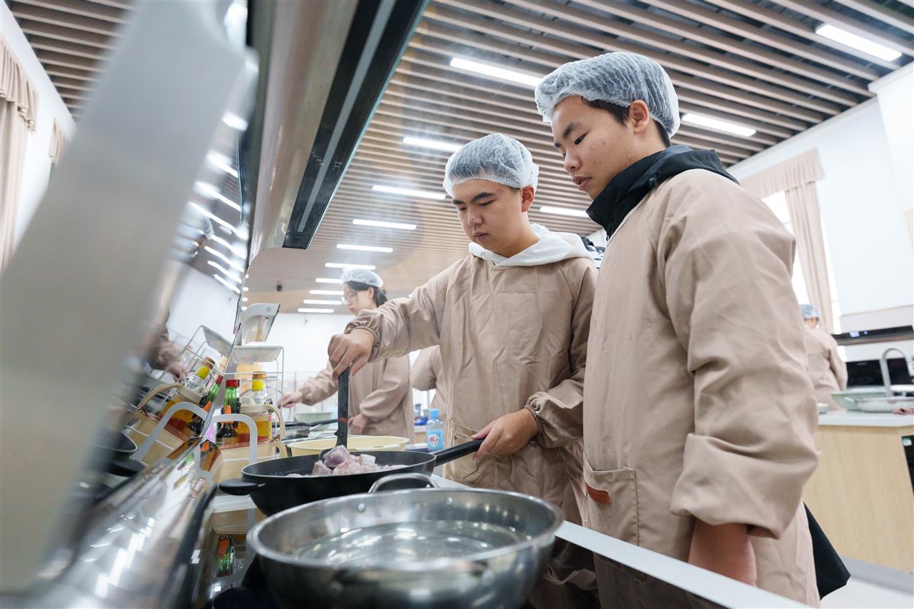 同学们熬制藕汤（学通社记者 韩鑫垚 摄）.jpg