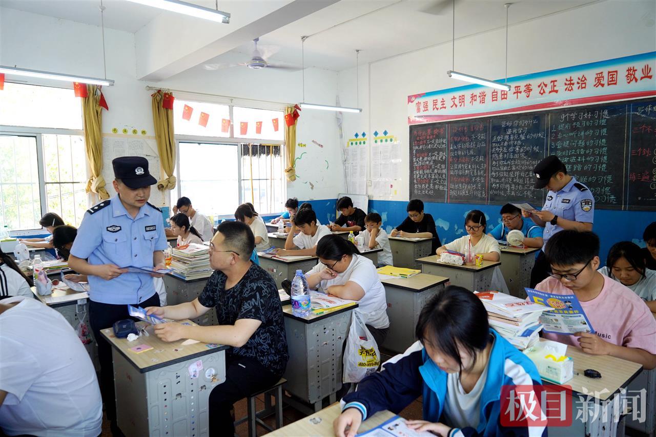 图6：民警向学生传授反诈技巧.JPG