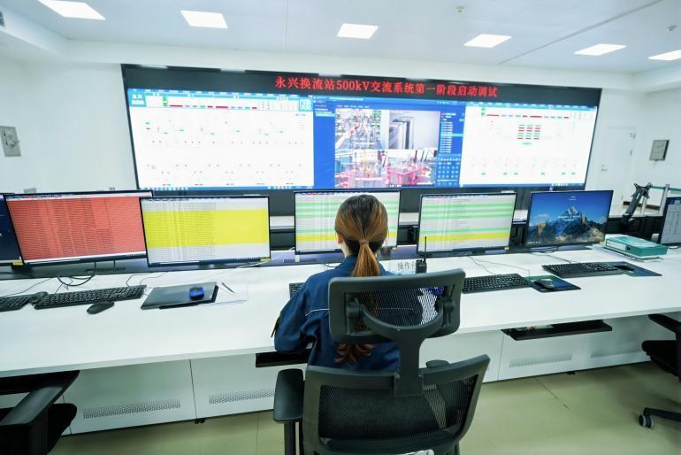 国网湖北直流公司运维人员在主控室监视设备状态.jpg
