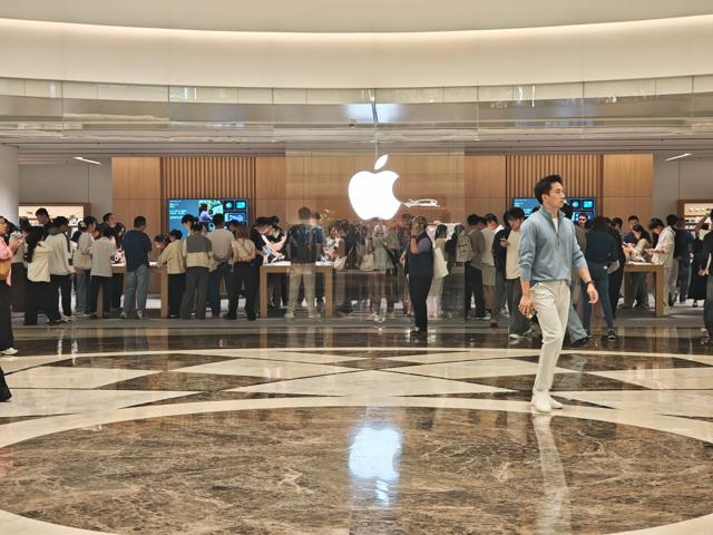 iPhone 18 Pro系列开售，武汉线下“黄牛价”跳水：中午还能加价五六百，下午只剩三四百