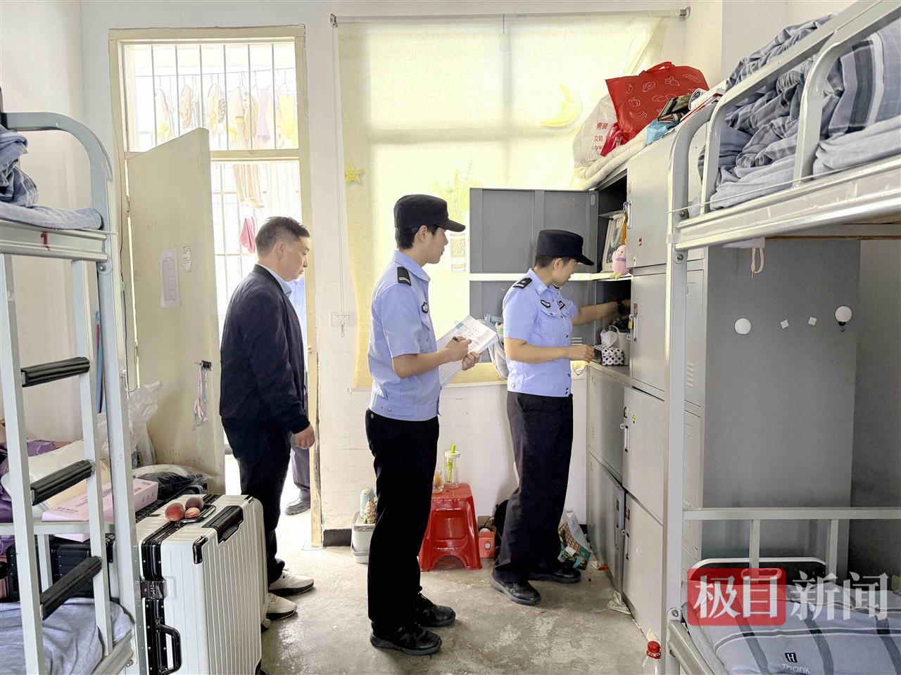 图5：民警在排查学生宿舍安全.jpg
