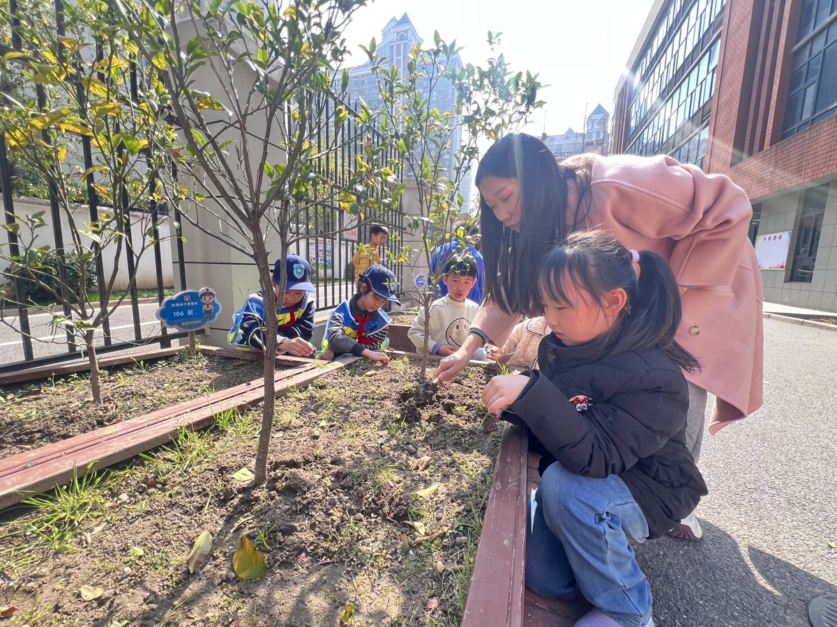 植树节照片1.JPG 植树节照片1.JPG