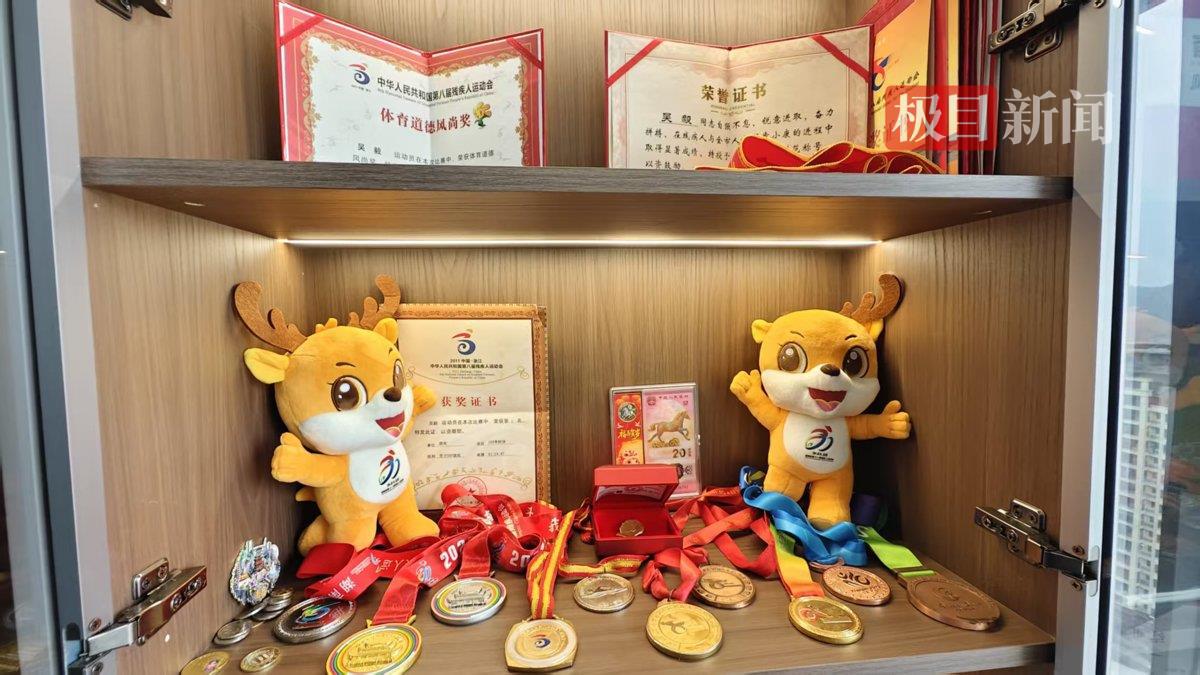 吴毅此前获得的奖牌和证书.jpg