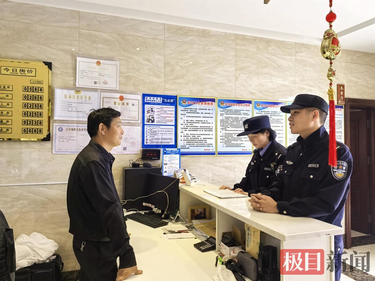 图为：民警对旅馆进行安全检查 (1).jpg