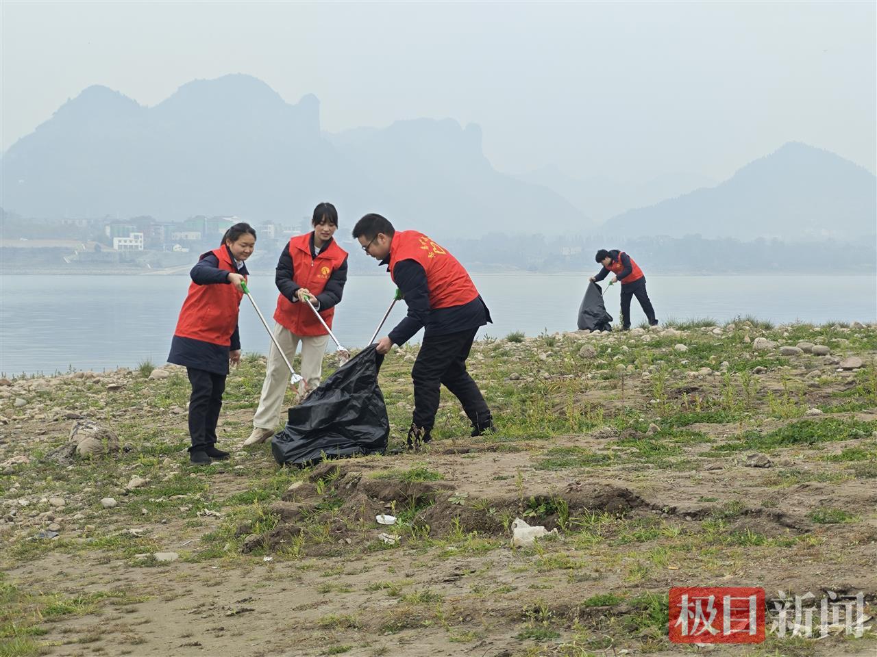 “峡江高山兰”志愿服务队开展长江大保护志愿服务活动.jpg