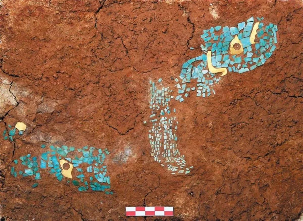 盘龙城绿松石镶金饰，商代早期，盘龙城遗址博物院藏。文物距今约3500年，是迄今东亚地区所见最早绿松石与黄金结合的器物。据科技考古成果显示，其原料可能来自十堰地区。郝勤建拍摄