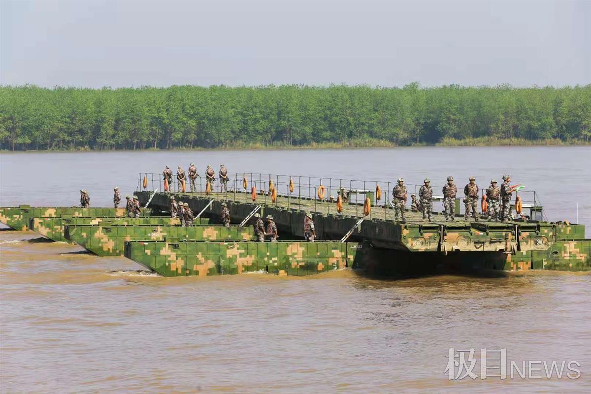中部战区陆军某舟桥旅组织演习,28分钟千米浮桥横跨长江 | 极目新闻