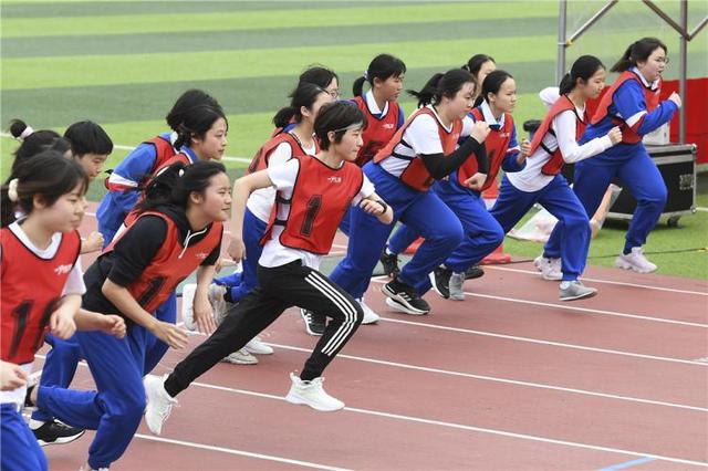 2021年长沙中考体育中考生正在进行女子800米跑测试时刻新闻 图