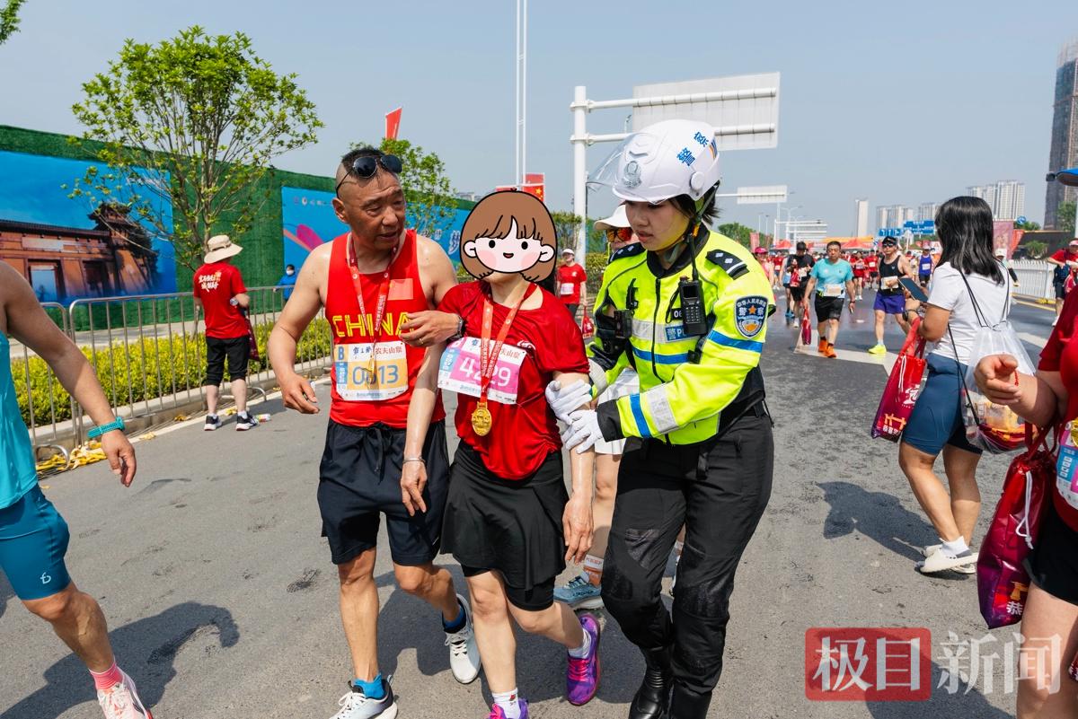 图四 选手中暑民警贴心护送（周智勇摄）.jpg