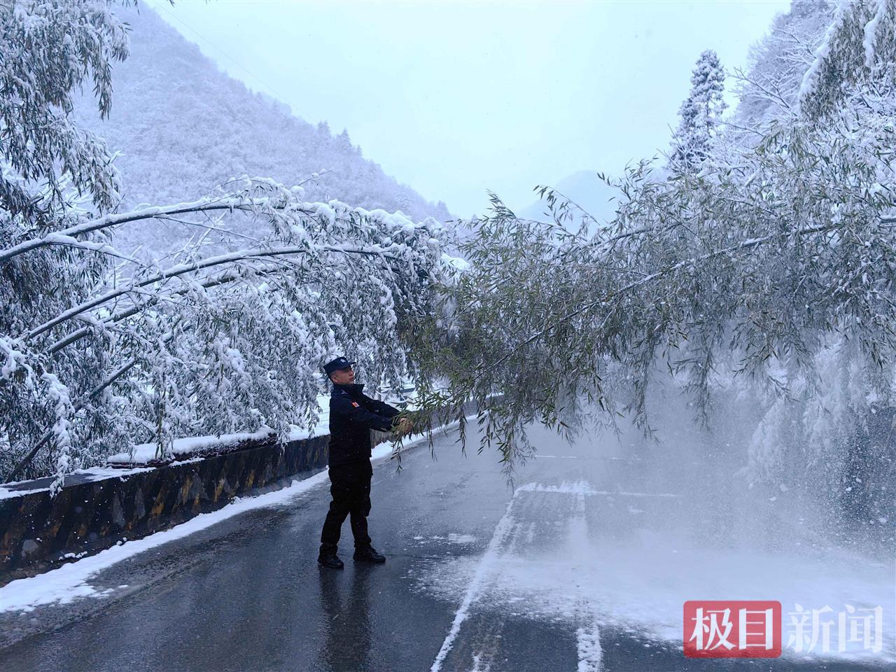 图3：民警清除景区道路积雪。.jpg