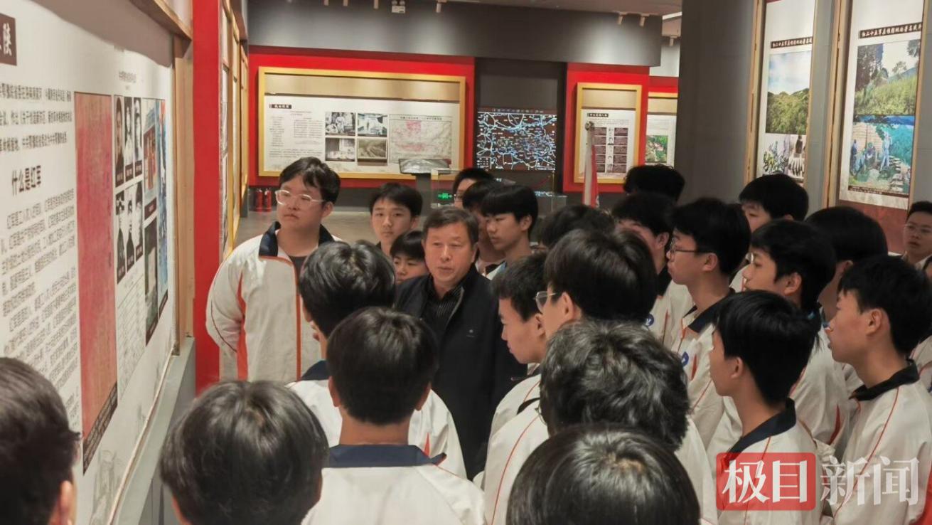 郧西职校邀请红军后代李登科讲述《什么是红军》传单的流传故事 华蒙蒙摄.png 郧西职校邀请红军后代李登科讲述《什么是红军》传单的流传故事 华蒙蒙摄.png