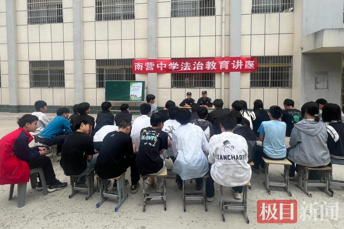 图一 民警向学生讲解安全知识.jpg