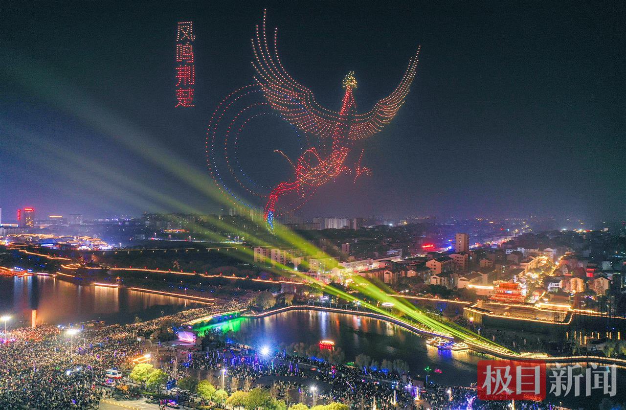 1月1日21时，“荆州十二时辰”无人机秀在湖北荆州古城东门精彩上演，2026架无人机点亮荆州2026年的第一个夜晚，吸引众多市民和游客观赏。    （叶力铭  摄）.jpg