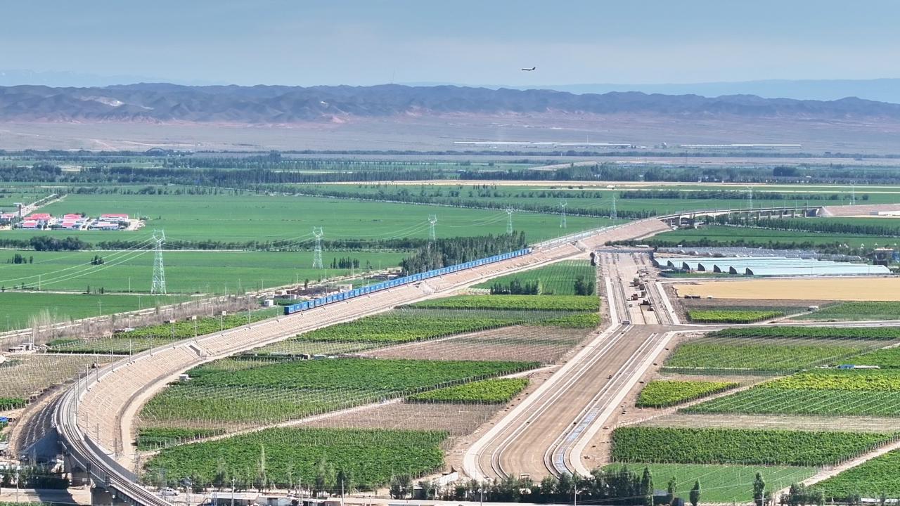 第五师双河市至莫斯科中欧班列首发,融入“一带一路”再提速 | 极目新闻