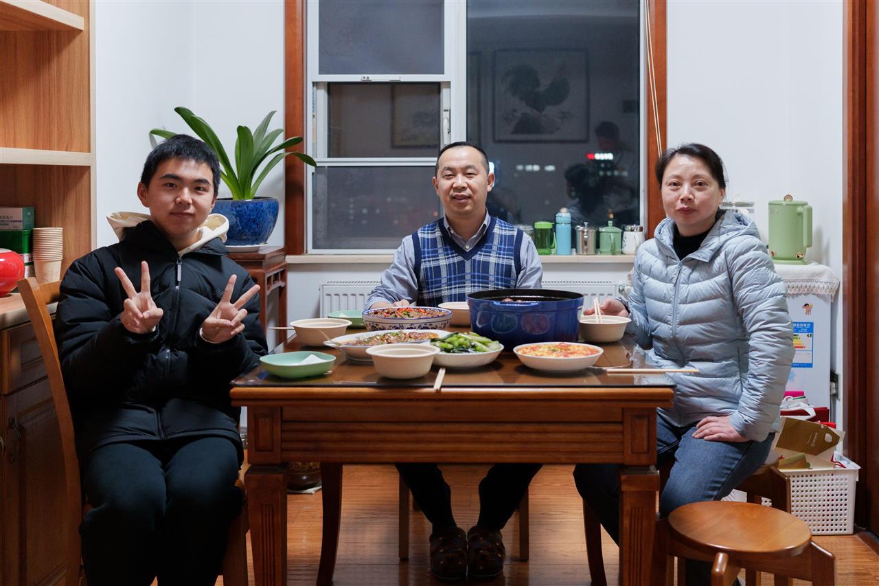 家人合影（学通社记者 喻子涵 摄）.jpg