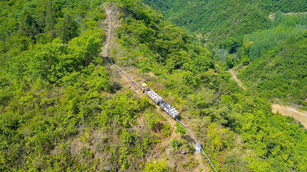 在220千伏乾兴至东河输电线路工程现场，国网十堰供电公司搭建自行驶轨道车，向高山上的组塔现场二次转运电力建材。（郝金鑫 ）.jpg