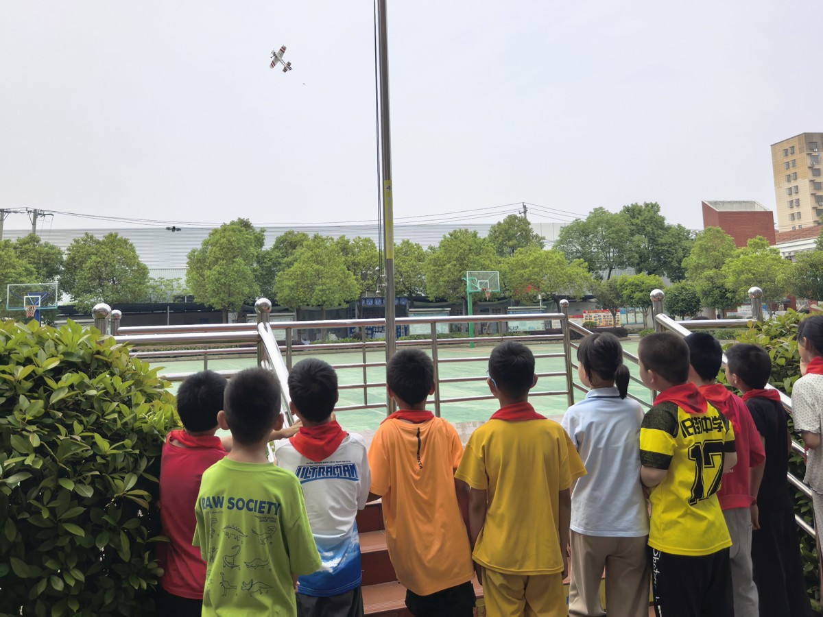 学生观看航展飞行表演3.jpg 学生观看航展飞行表演3.jpg