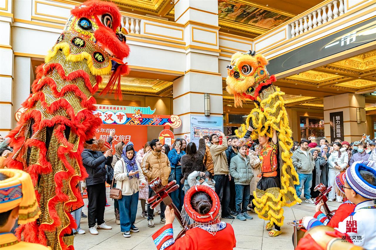 氛围感拉满!舞狮、草把龙、高跷巡游,荆楚民俗展演迎新春 | 极目新闻