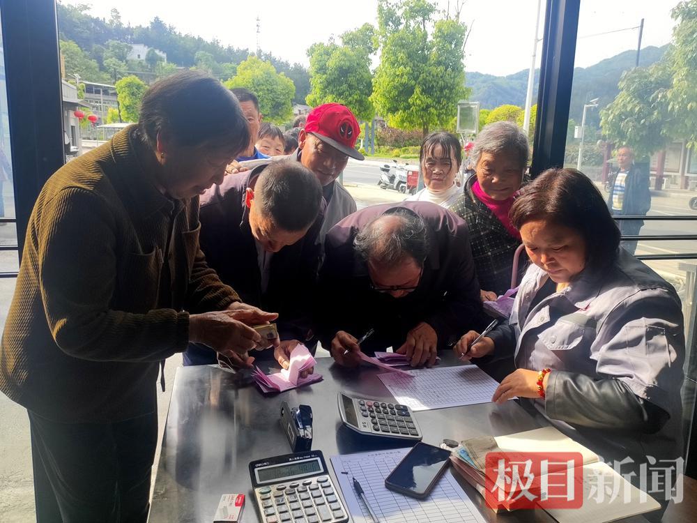 村民签字领钱.png