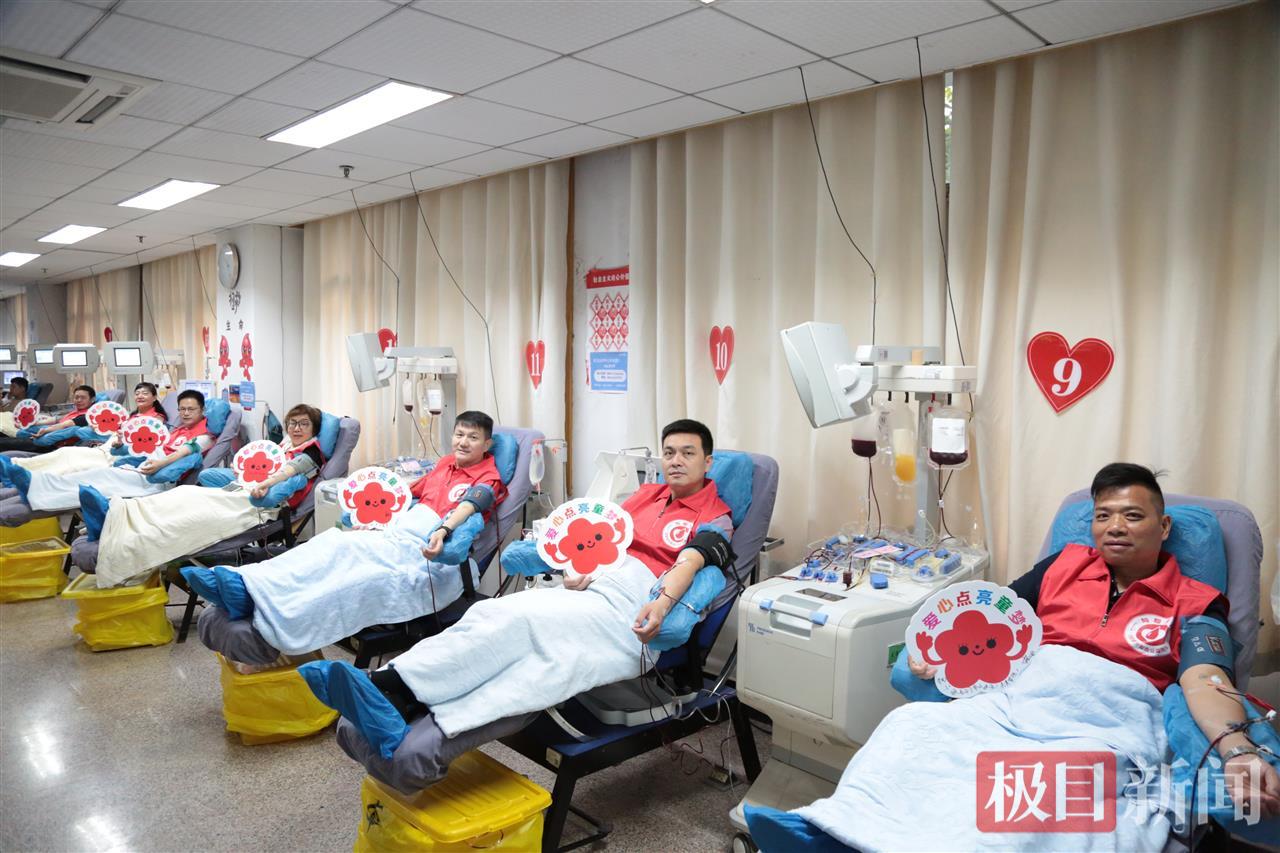 “与爱同行”无偿成分献血公益团队集体捐献血小板（张智摄）.jpg