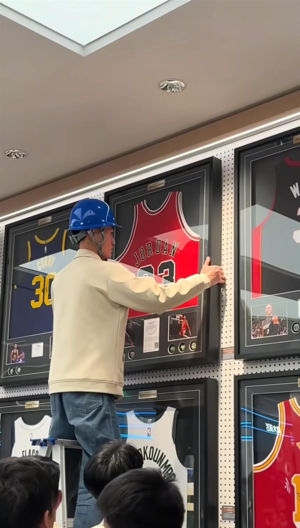 胖东来乔丹签名球衣销售情况揭秘，样品未售，多款球衣已售罄，后续将有更多更新