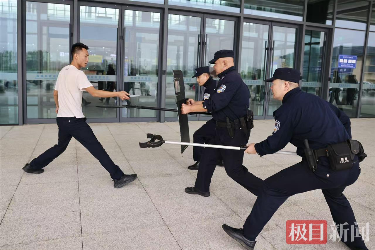 图二 应急处突小组利用防暴器具制服歹徒.jpg