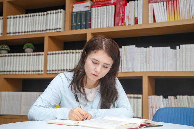 “我是从水边来的”——从护理学跨考中文系的新疆女孩，写下的论文致谢爆火网络
