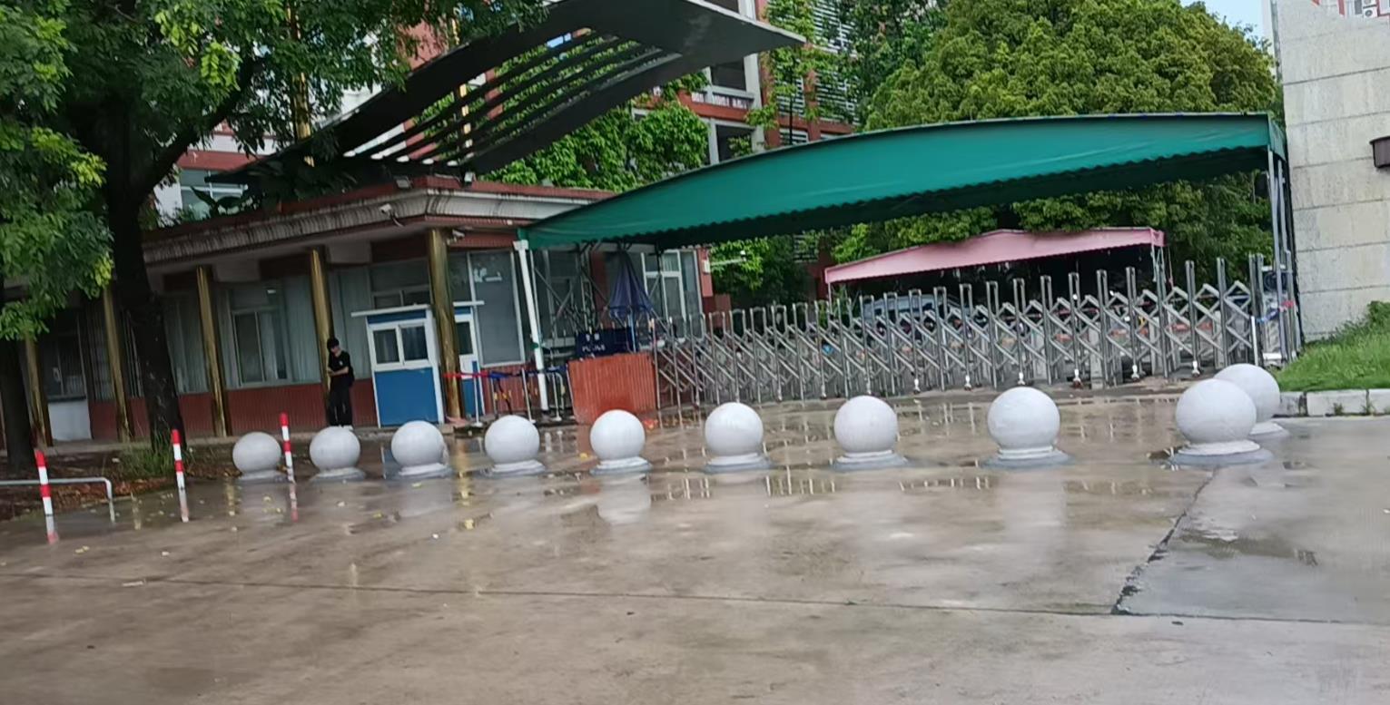 护栏已拆除 当地居民提供.png