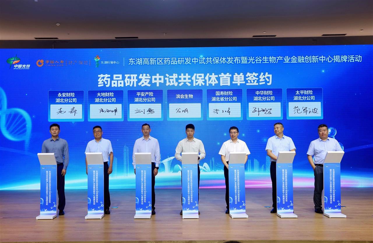 首单签约.jpg 首单签约.jpg