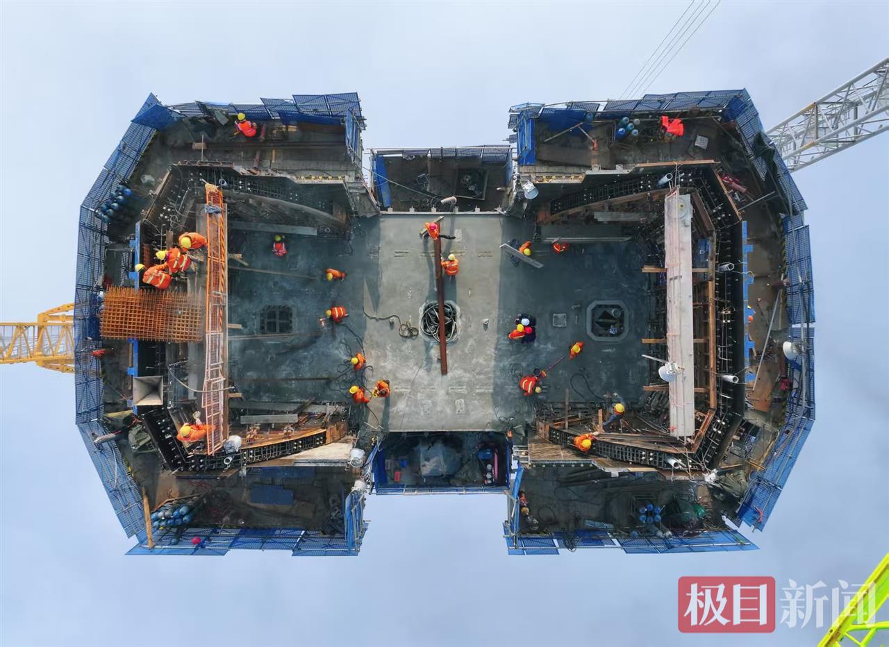 江汉特大桥主塔封顶 (2).jpg