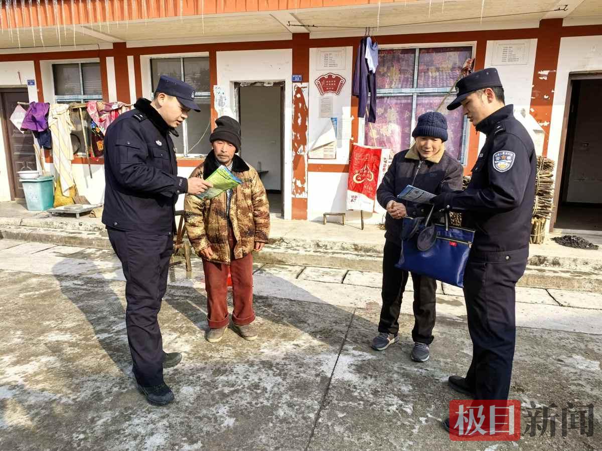 图3：民警与义巡队队员在向老人普及安全知识.jpg