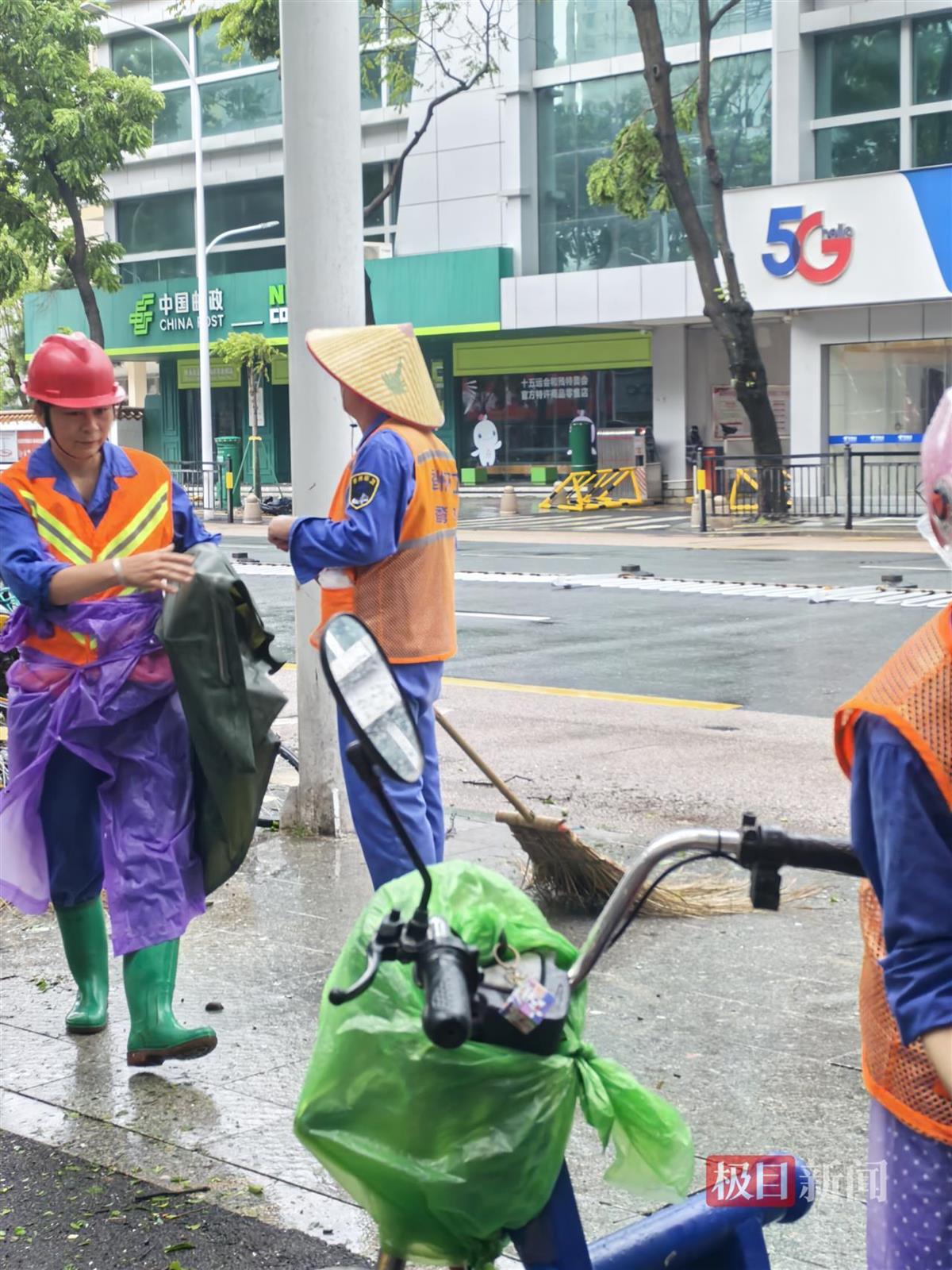 珠海香洲区风势有所减弱，街头已有环卫工在清扫路面| 极目新闻