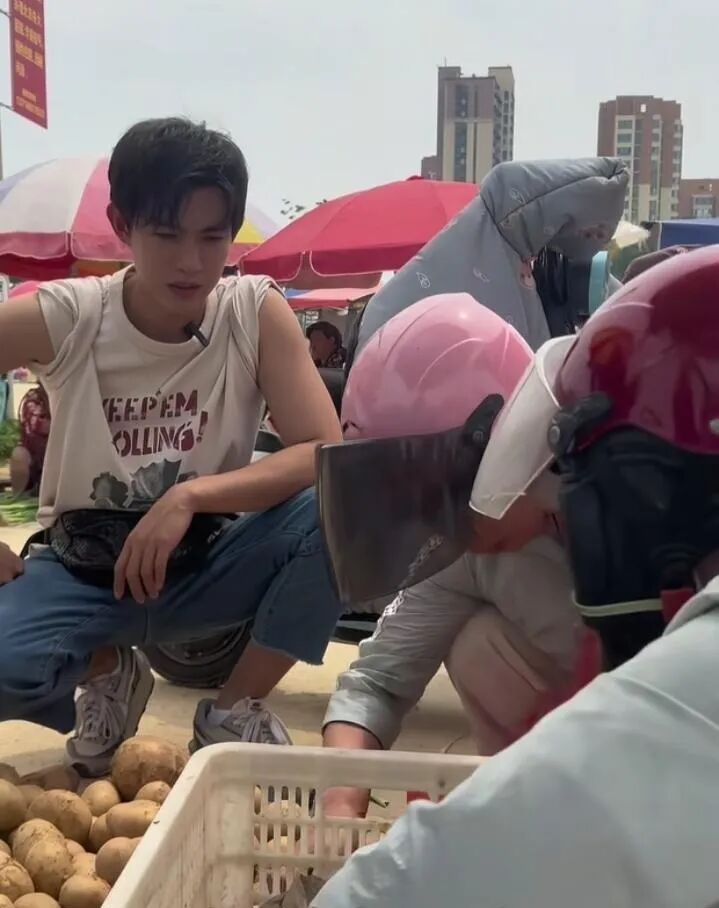 极目锐评短剧“霸总”无戏可拍摆摊卖菜应对AI浪潮从找回“活人感”开始(图1)