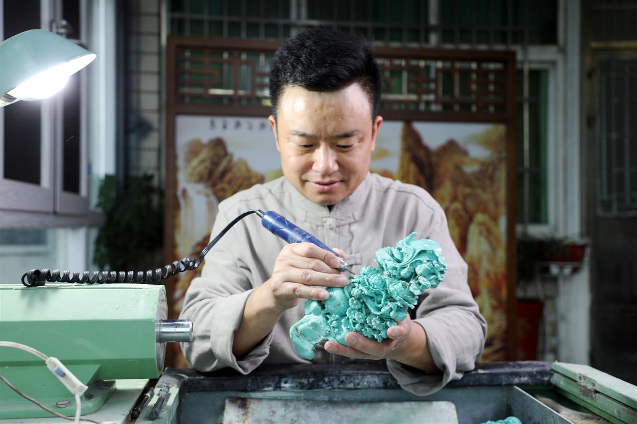 6、竹山县曹红星绿松石雕刻(向继华 摄).jpg 6、竹山县曹红星绿松石雕刻(向继华 摄).jpg