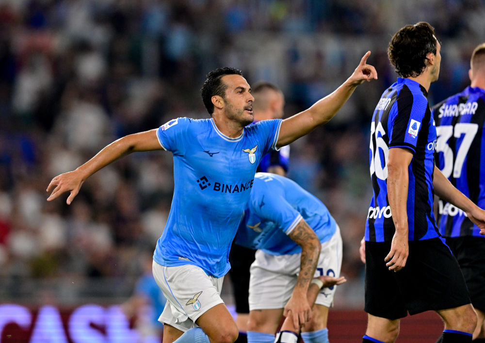 8月26日,拉齐奥队球员佩德罗在进球后庆祝.