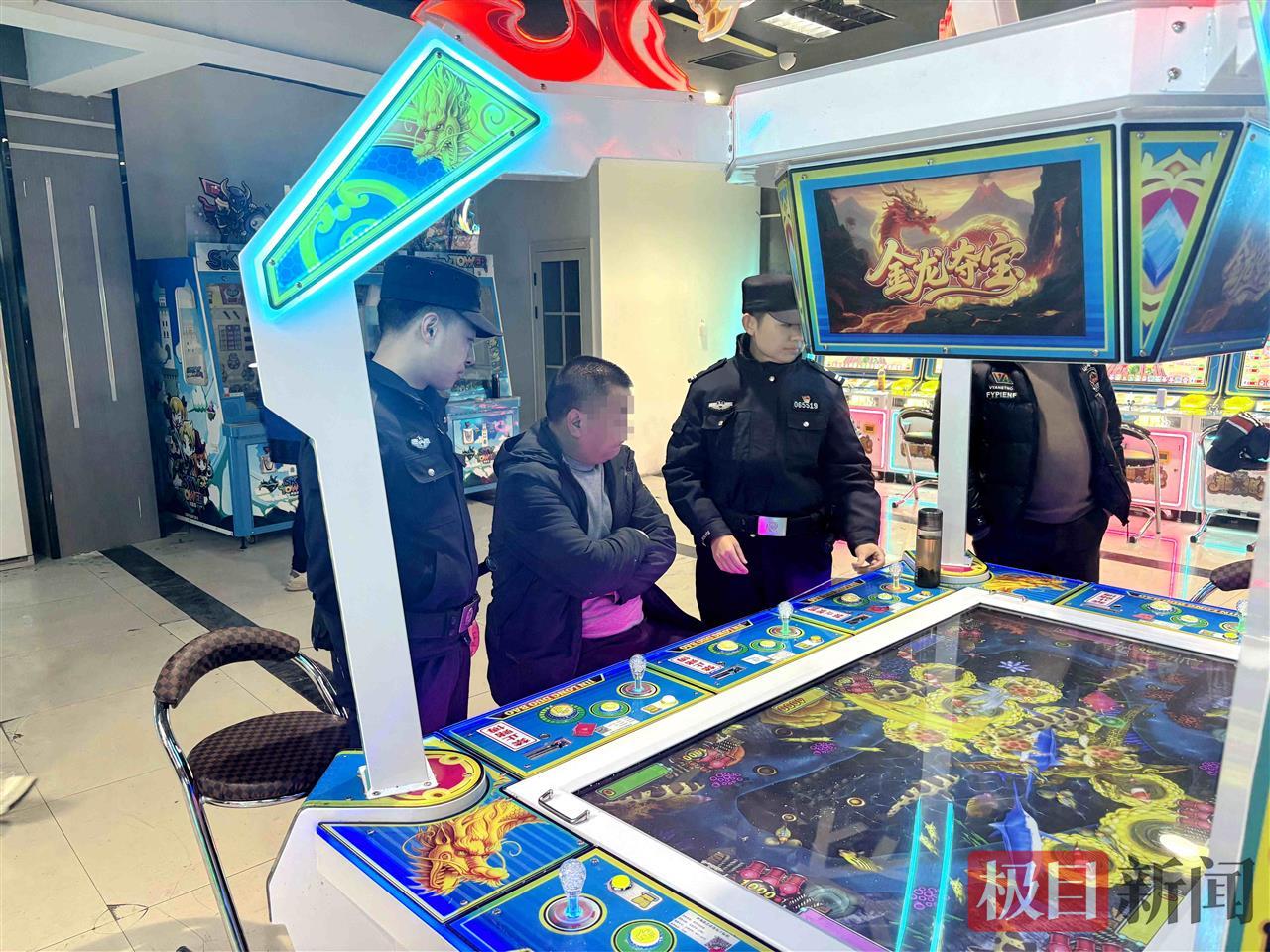 图2:民警在行业场所检查。.jpg 图2:民警在行业场所检查。.jpg
