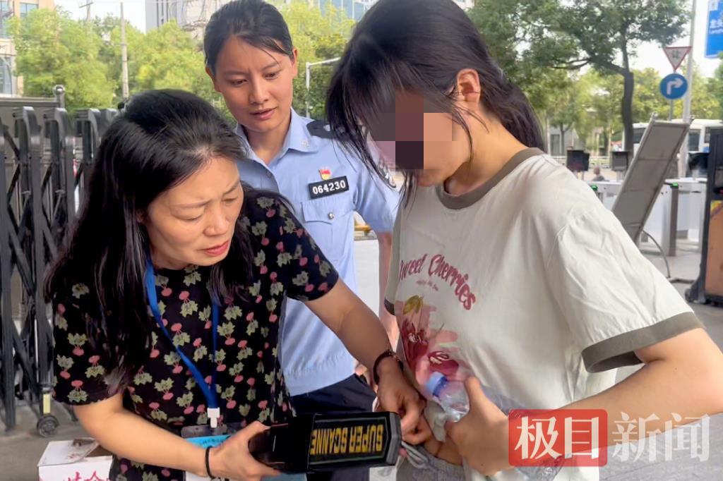 图二 学生顺利抵达考场.jpg