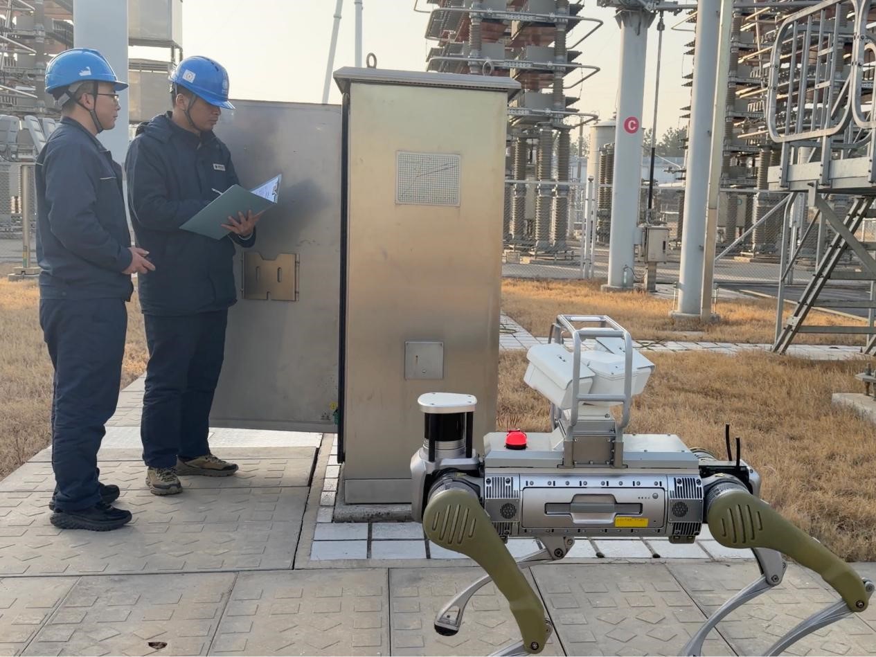 特高压武汉换流变电站机器狗进行设备巡视.jpg