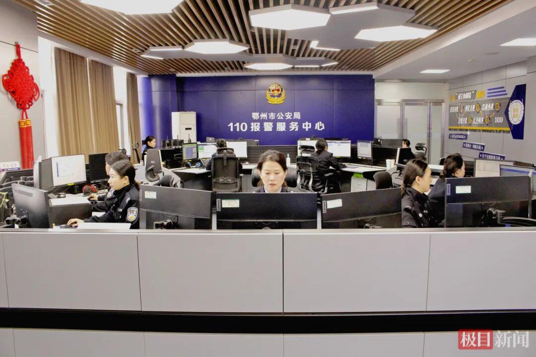 110接警员调度警情。摄影 王厅.jpg